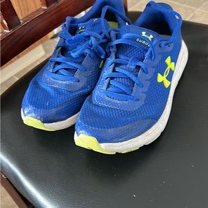 4.5 boy under armour running shoes